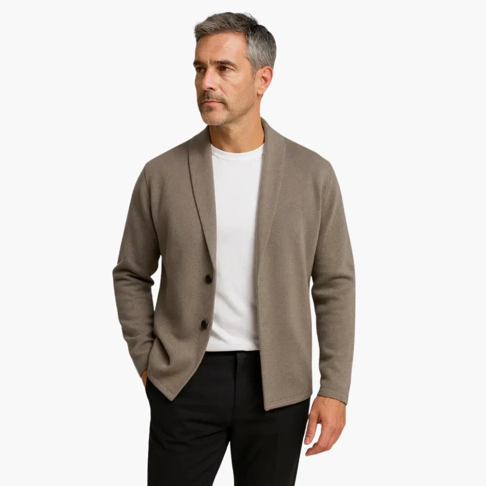 Men’s blazer with front opening and side pockets.